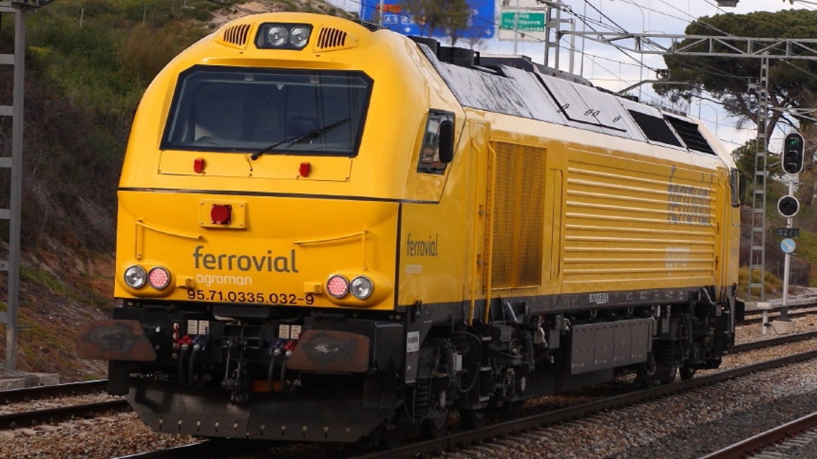 マドリード・ピティス駅を走るフェロビアルの工事用機関車。車体前面に自社ロゴタイプ「ferrovial agroman」が大きく入る。