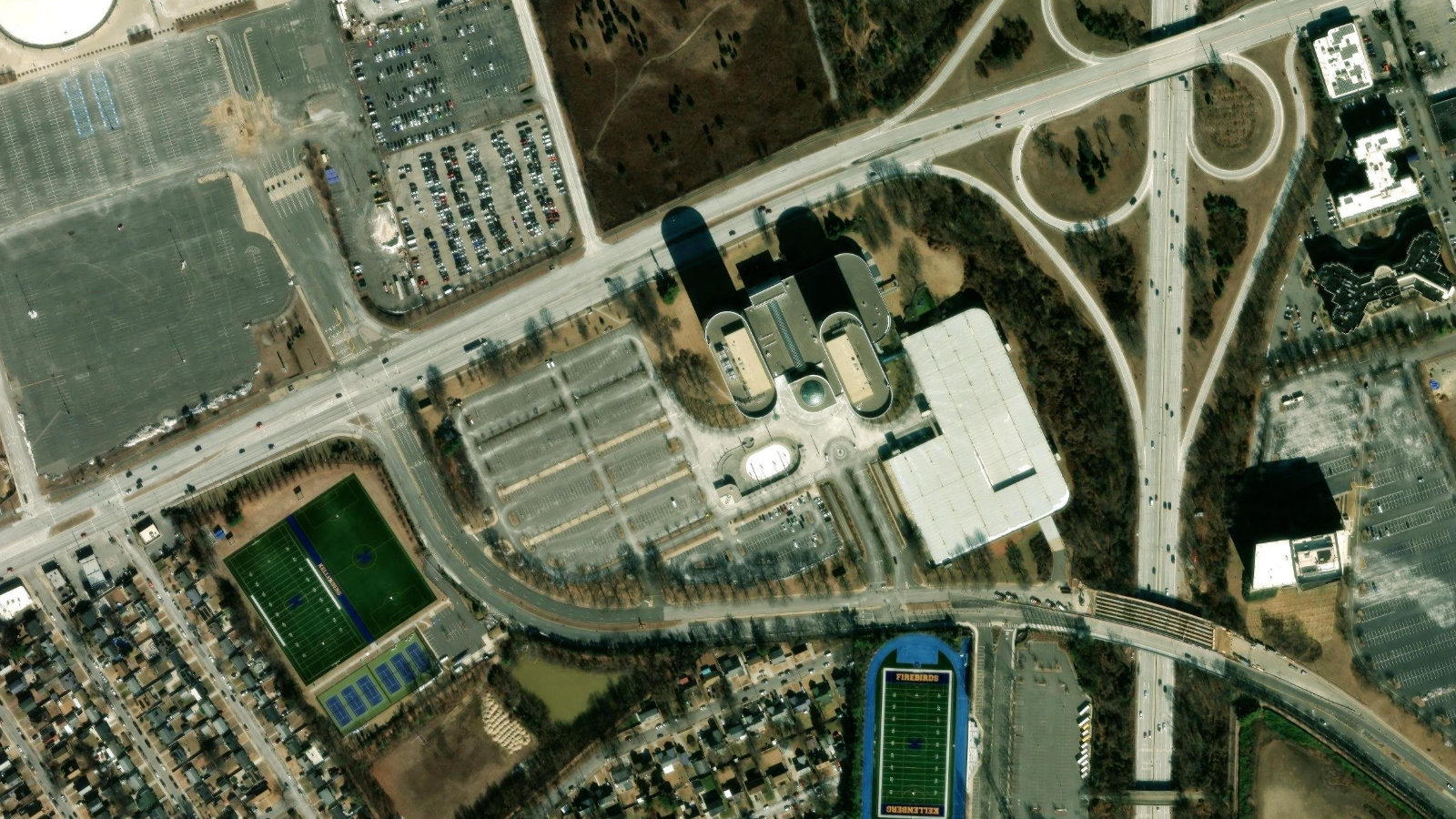 220 RXR PLAZA, UNIONDALE, NY(本社・衛星)