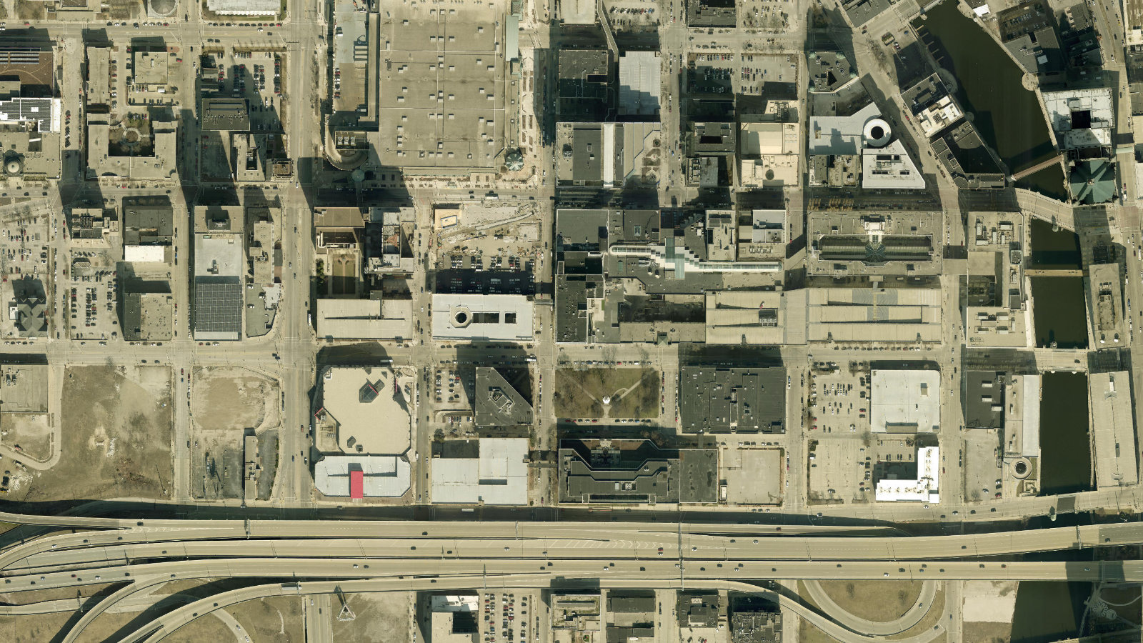 600 N. VEL R. PHILLIPS AVENUE, MILWAUKEE, WI（本社・衛星）