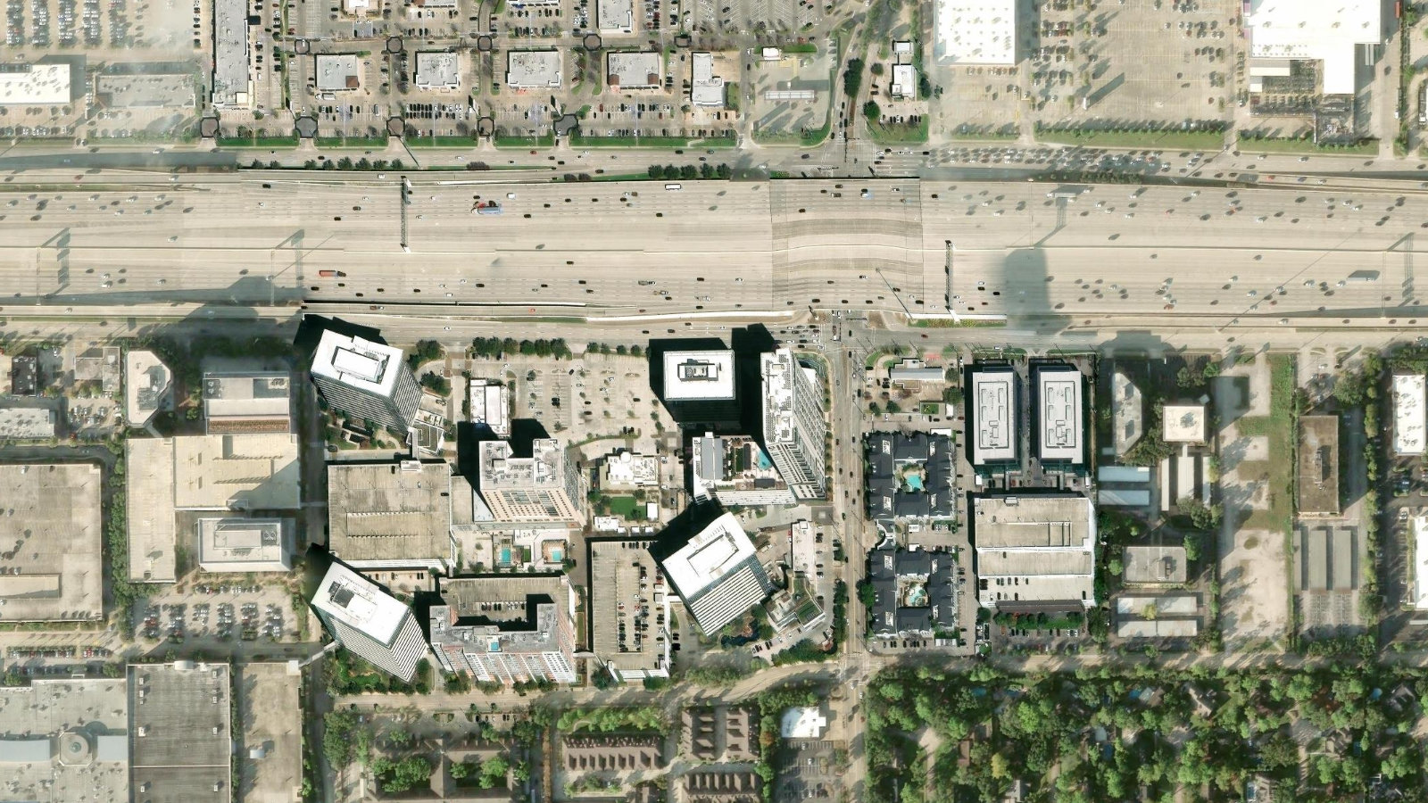 9753 KATY FREEWAY, HOUSTON, TX（本社・衛星）