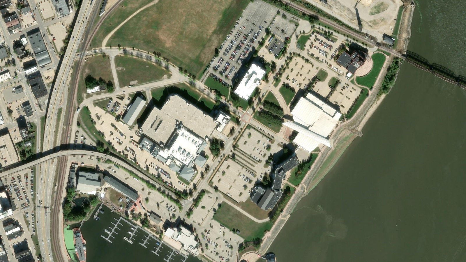 385 BELL ST., DUBUQUE, IA(本社・衛星)