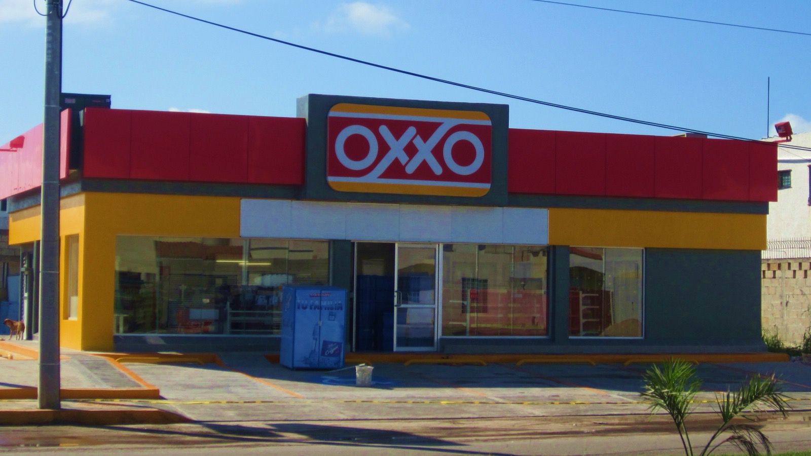 メキシコ・チェトゥマルのOXXO店舗。FEMSA傘下の中南米最大のコンビニチェーン。