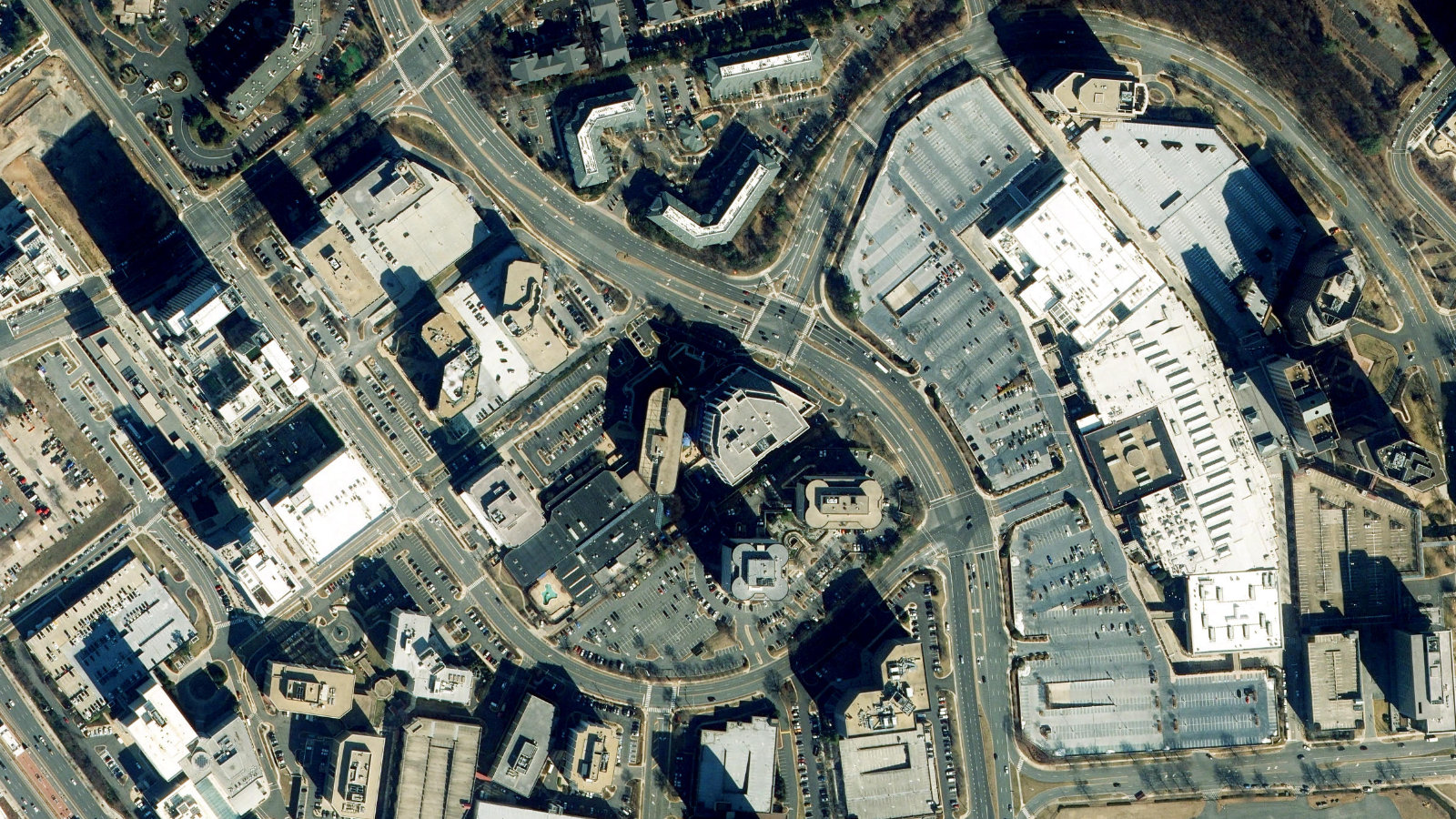 1676 INTERNATIONAL DRIVE, MCLEAN, VA(本社・衛星)