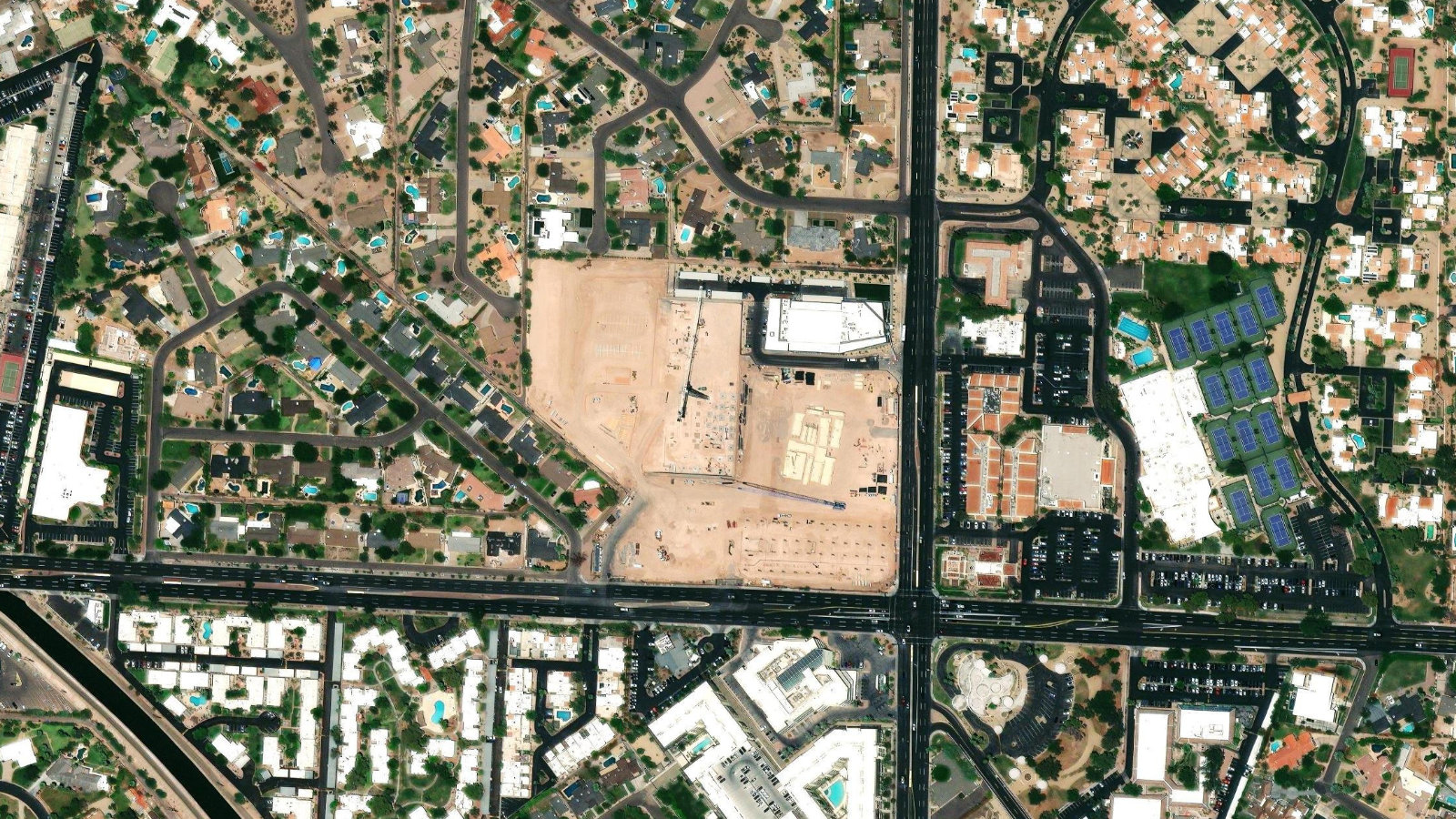 4300 E CAMELBACK ROAD, PHOENIX, AZ（本社・衛星）