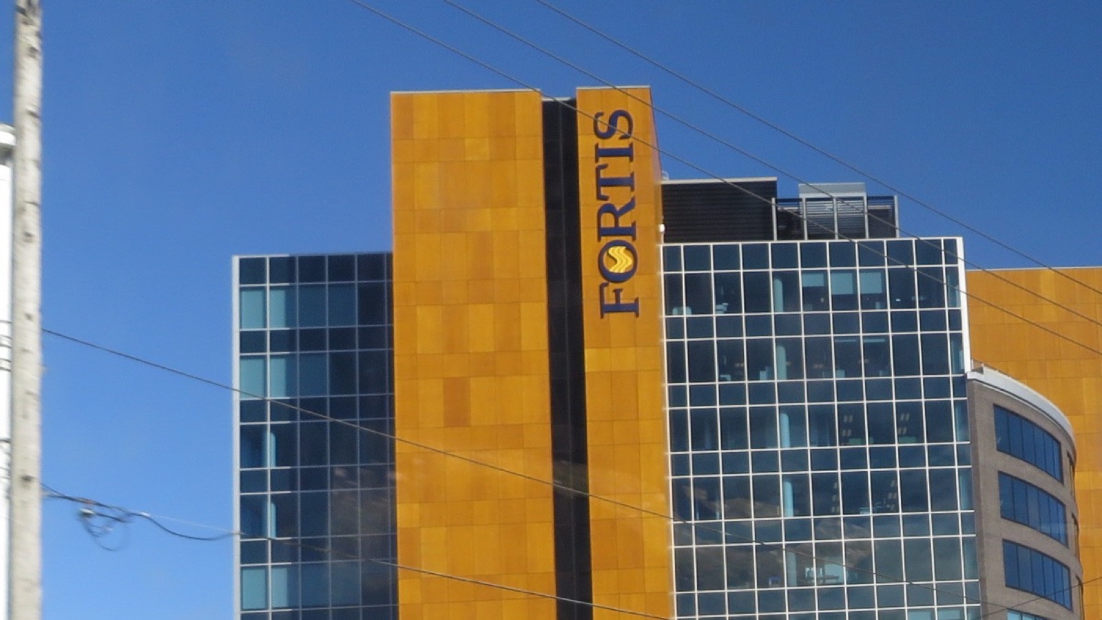 セントジョンズ (ニューファンドランド) の本社ビル Fortis Place。銅色の外壁に縦書きの FORTIS ロゴが掲げられている。