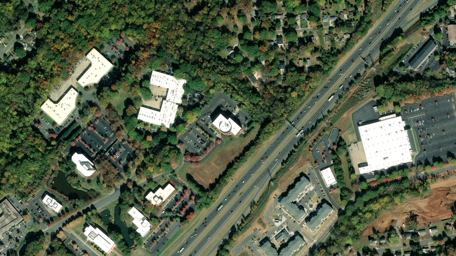 8701 RED OAK BLVD., CHARLOTTE, NC（本社・衛星）