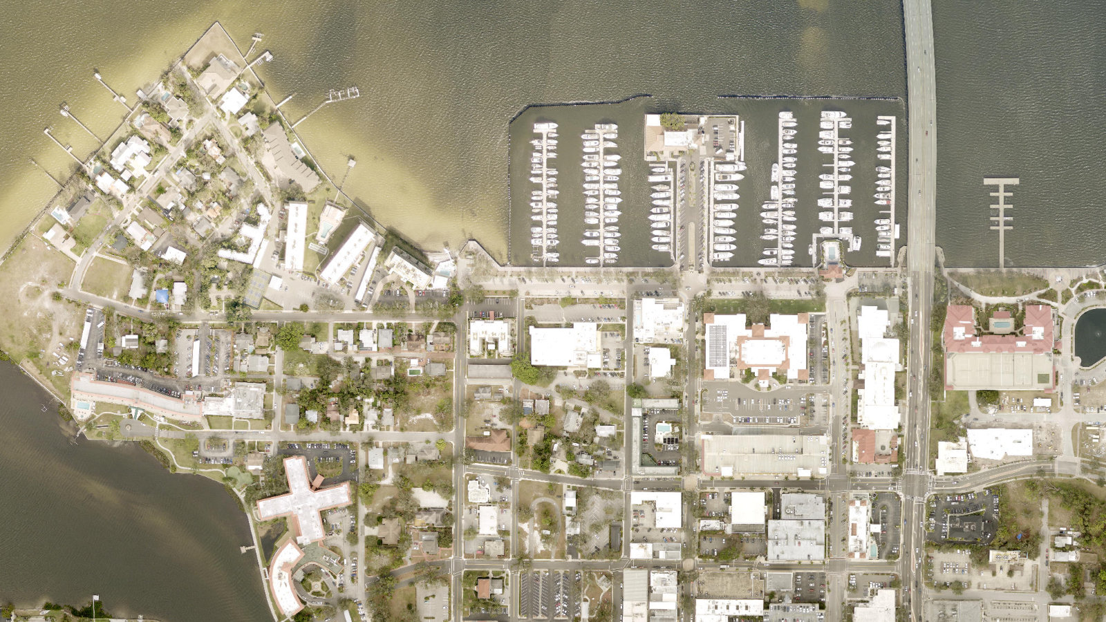 8725 PENDERY PLACE, BRADENTON, FL(本社・衛星)