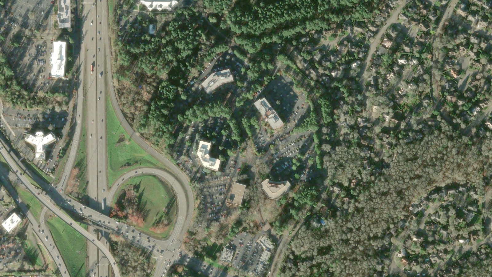 ONE CENTERPOINTE DR, LAKE OSWEGO, OR（本社・衛星）