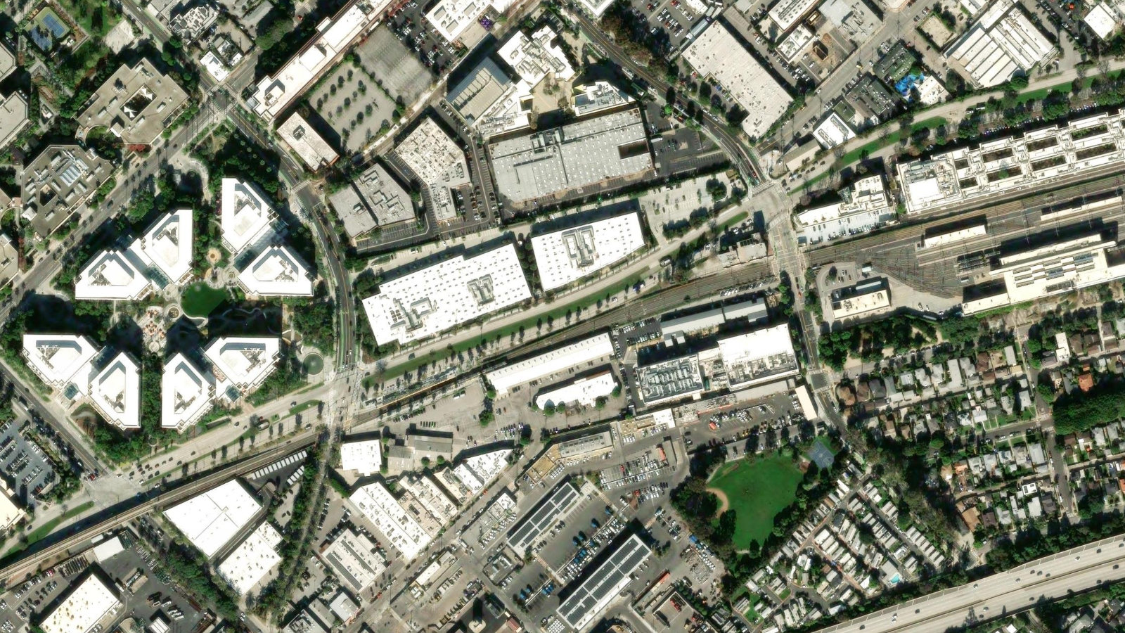 2701 OLYMPIC BOULEVARD, SANTA MONICA, CA(本社・衛星)