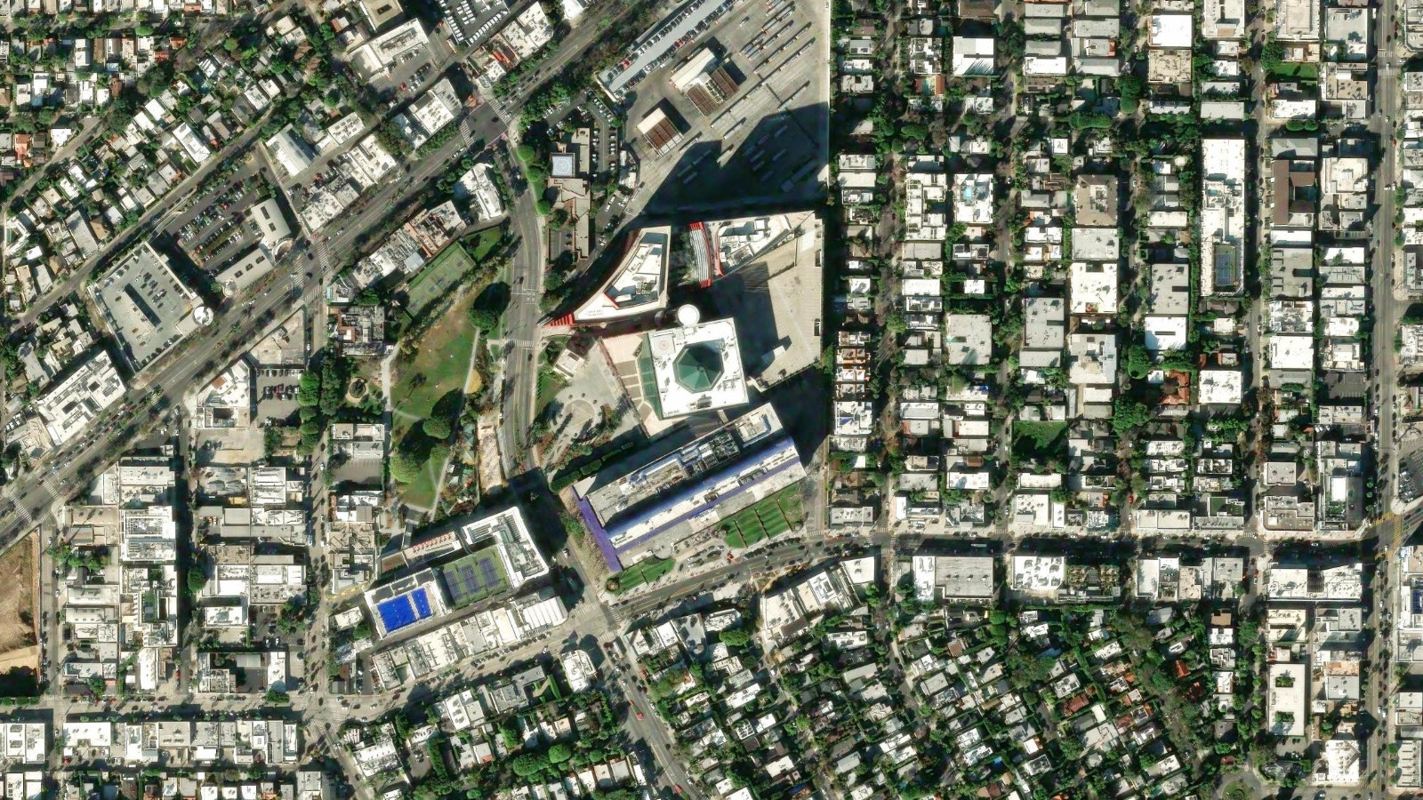 750 N. SAN VICENTE BLVD., WEST HOLLYWOOD, CA（本社・衛星）