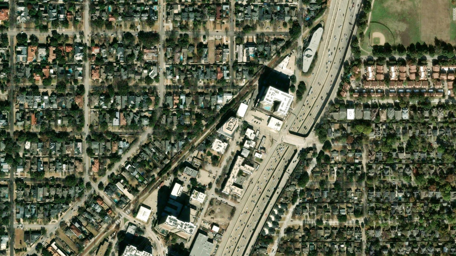 5217 MCKINNEY AVENUE, DALLAS, TX（本社・衛星）