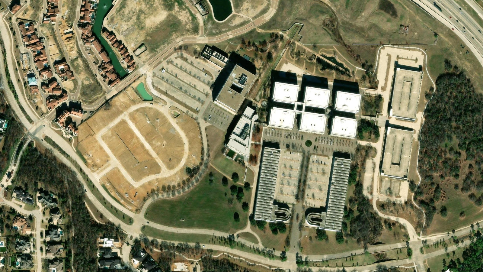 1500 SOLANA BLVD, WESTLAKE, TX(本社・衛星)