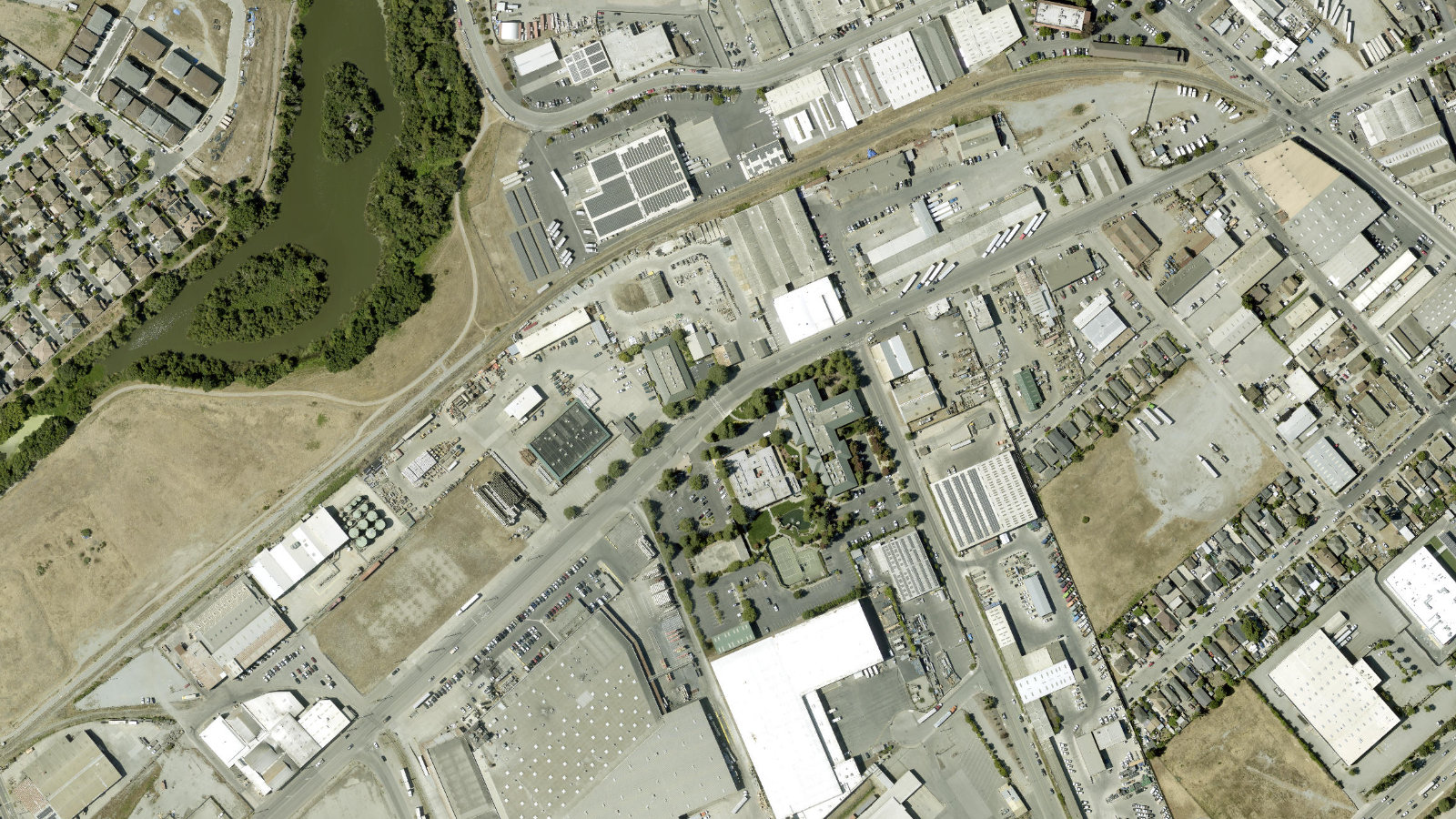 585 WEST BEACH ST, WATSONVILLE, CA(本社・衛星)