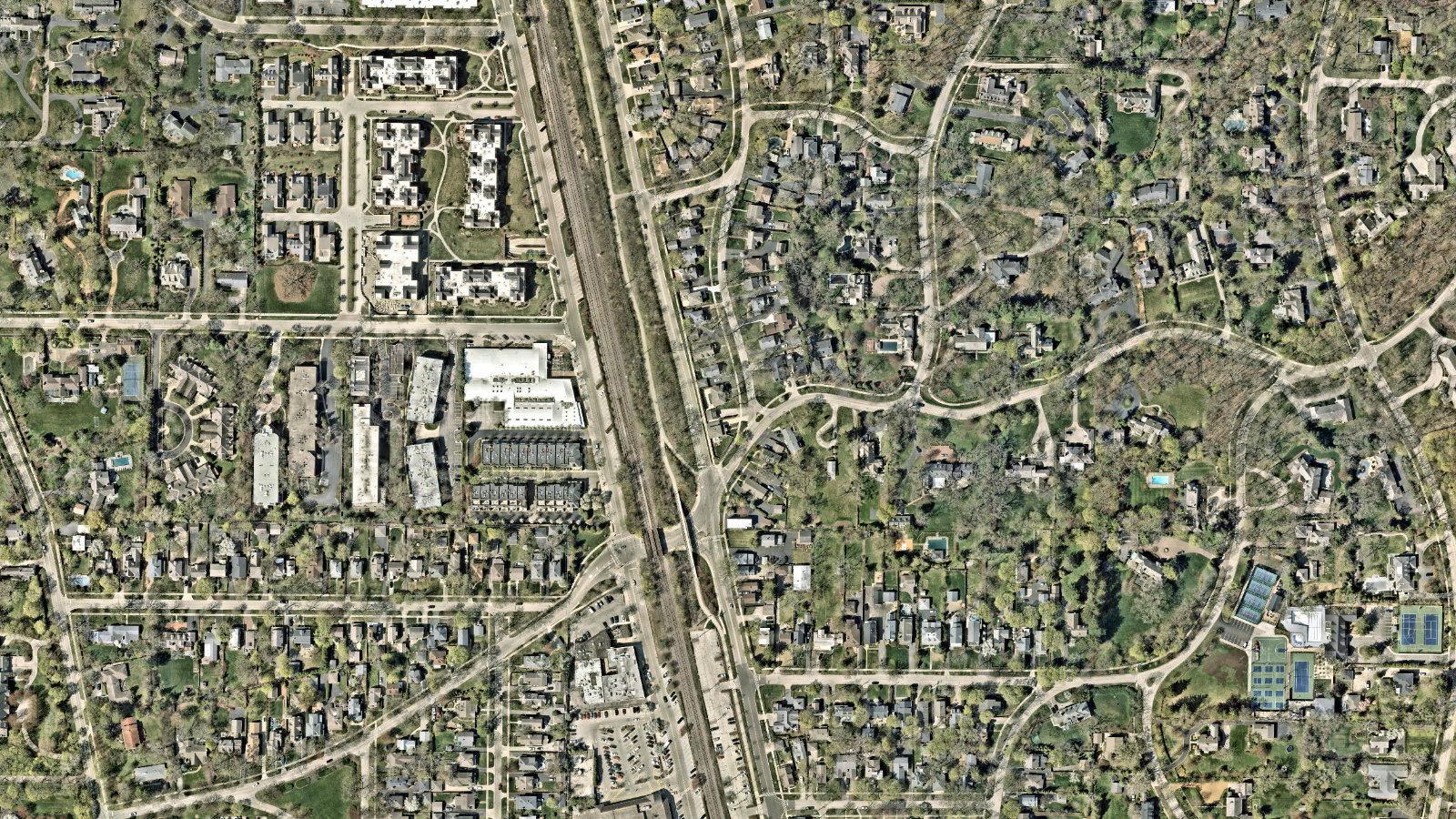 100 GRAINGER PARKWAY, LAKE FOREST, IL（本社・衛星）