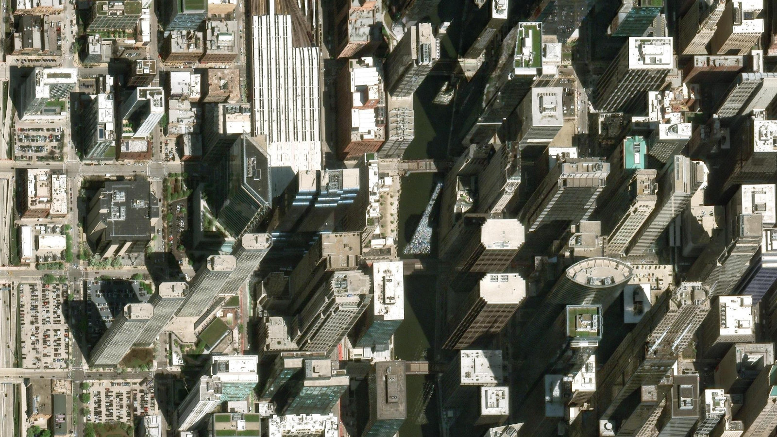 150 NORTH RIVERSIDE PLAZA, CHICAGO, IL（本社・衛星）