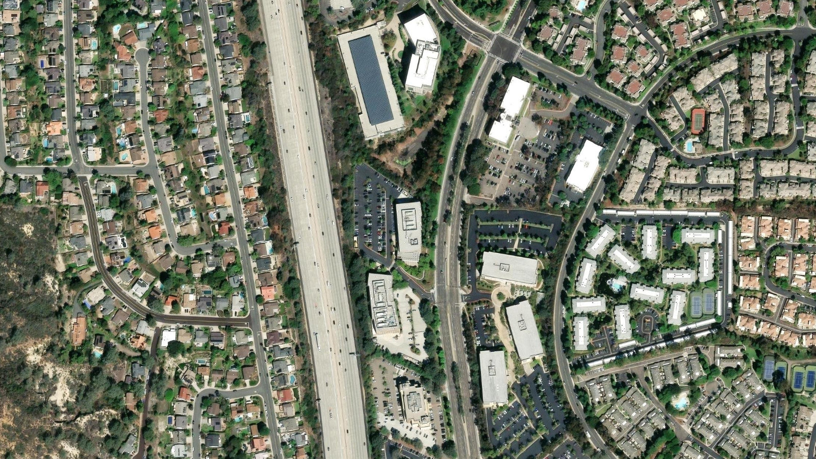 12390 EL CAMINO REAL, SAN DIEGO, CA(本社・衛星)