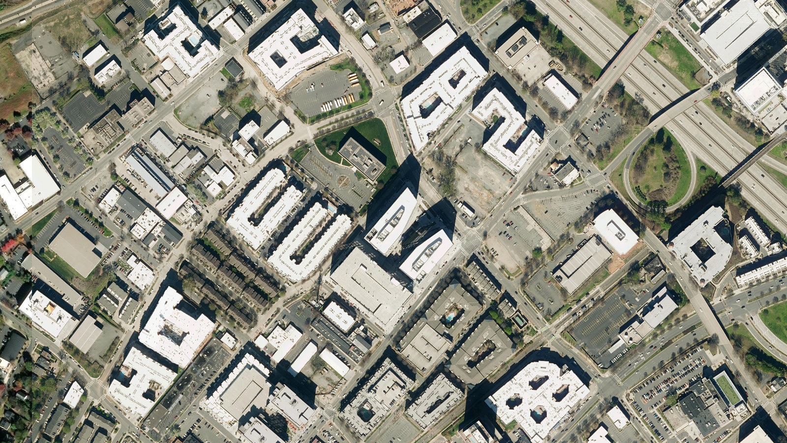 1415 VANTAGE PARK DRIVE, CHARLOTTE, NC(本社・衛星)