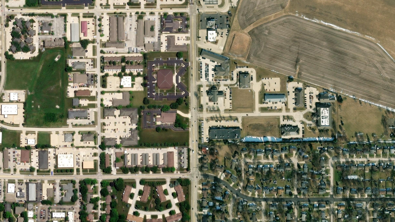 401 N. HERSHEY ROAD, BLOOMINGTON, IL（本社・衛星）