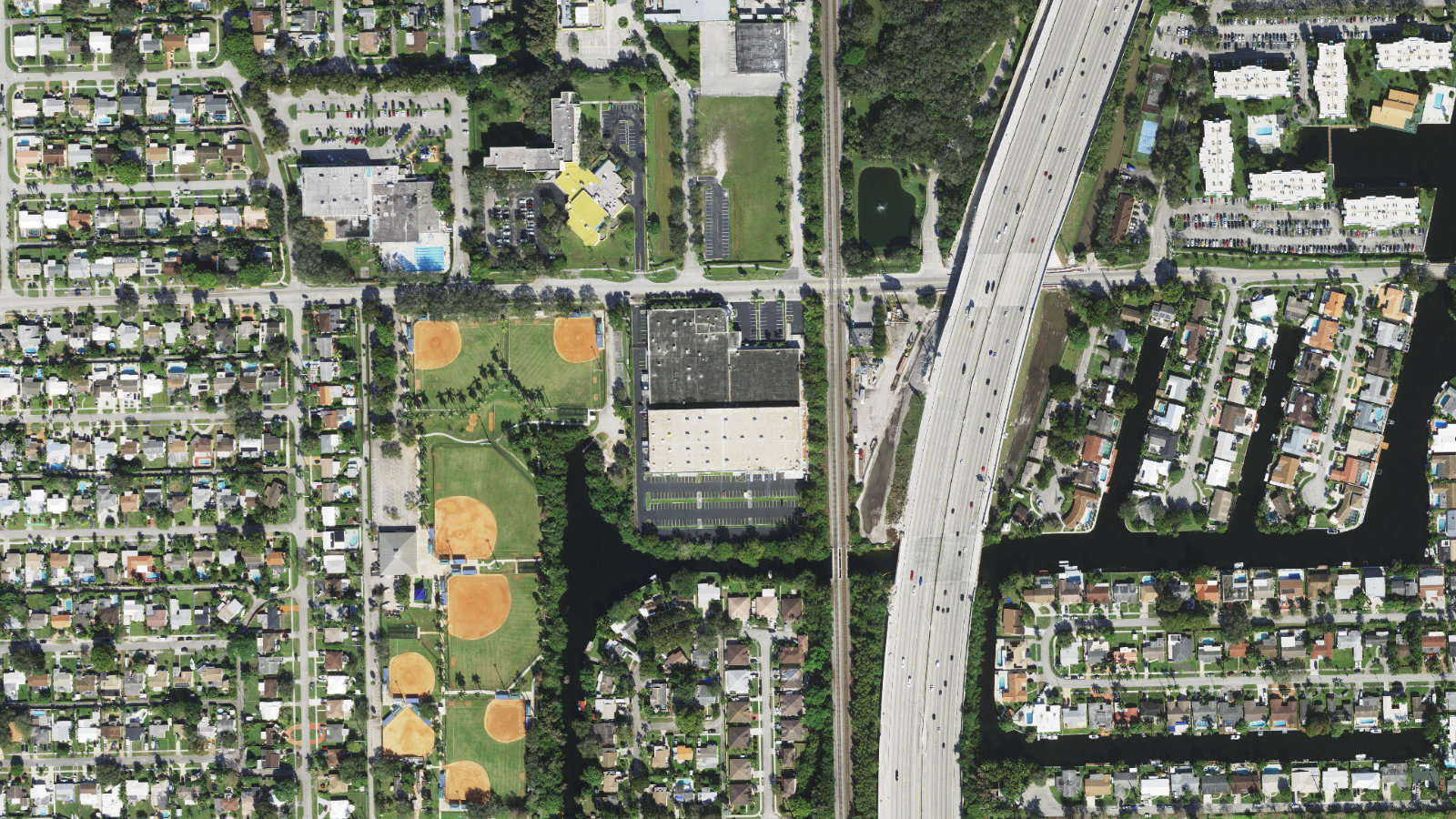 3000 TAFT ST, HOLLYWOOD, FL（本社・衛星）