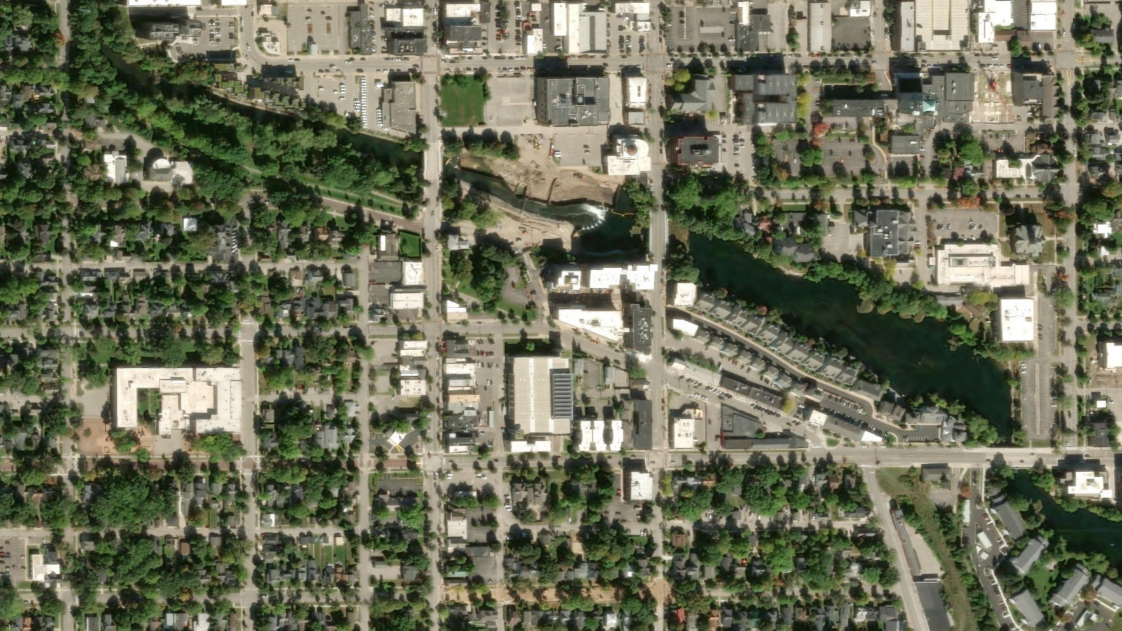 121 DRIVERS EDGE, TRAVERSE CITY, MI(本社・衛星)