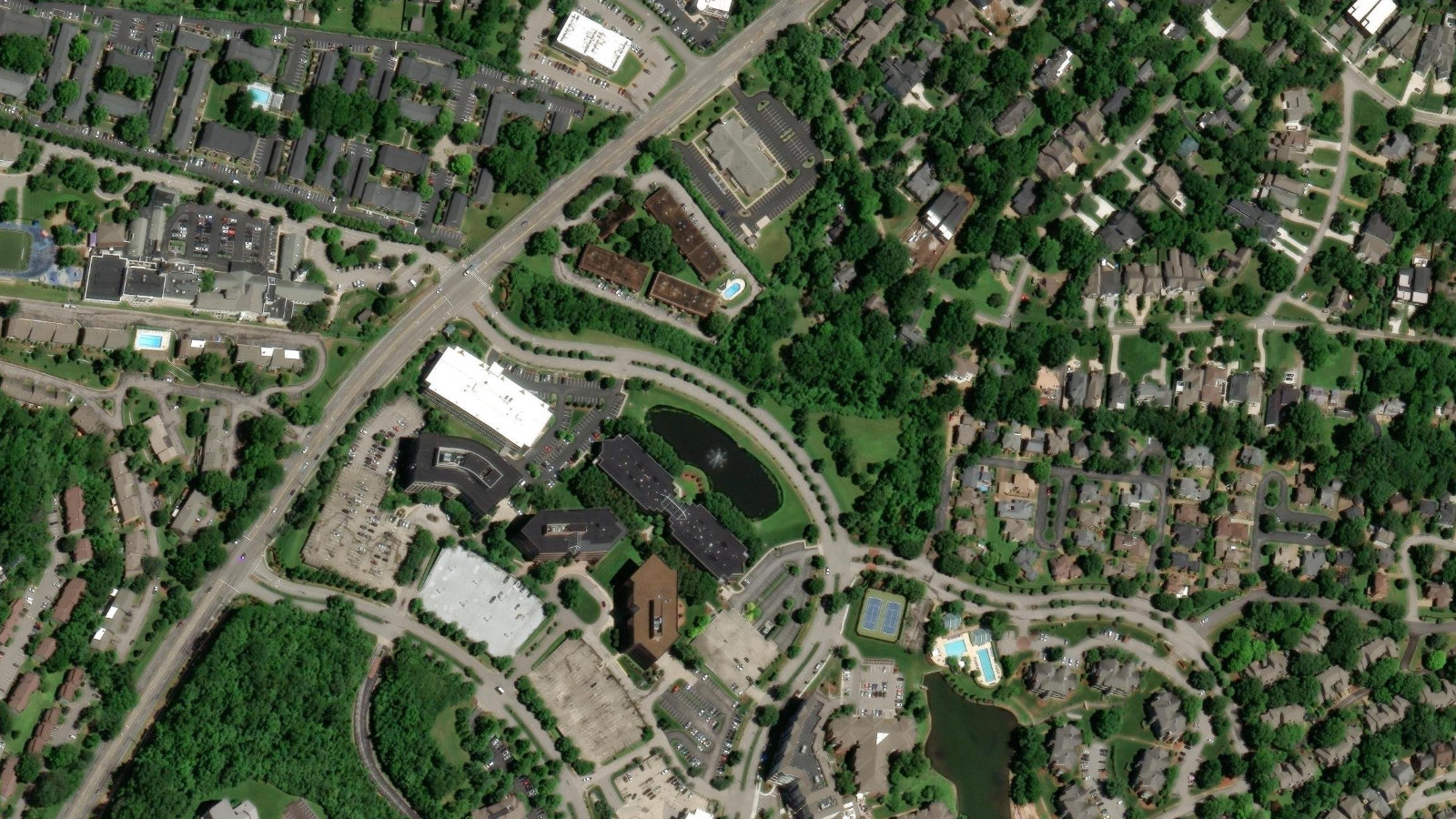 1A BURTON HILLS BLVD, NASHVILLE, TN(本社・衛星)