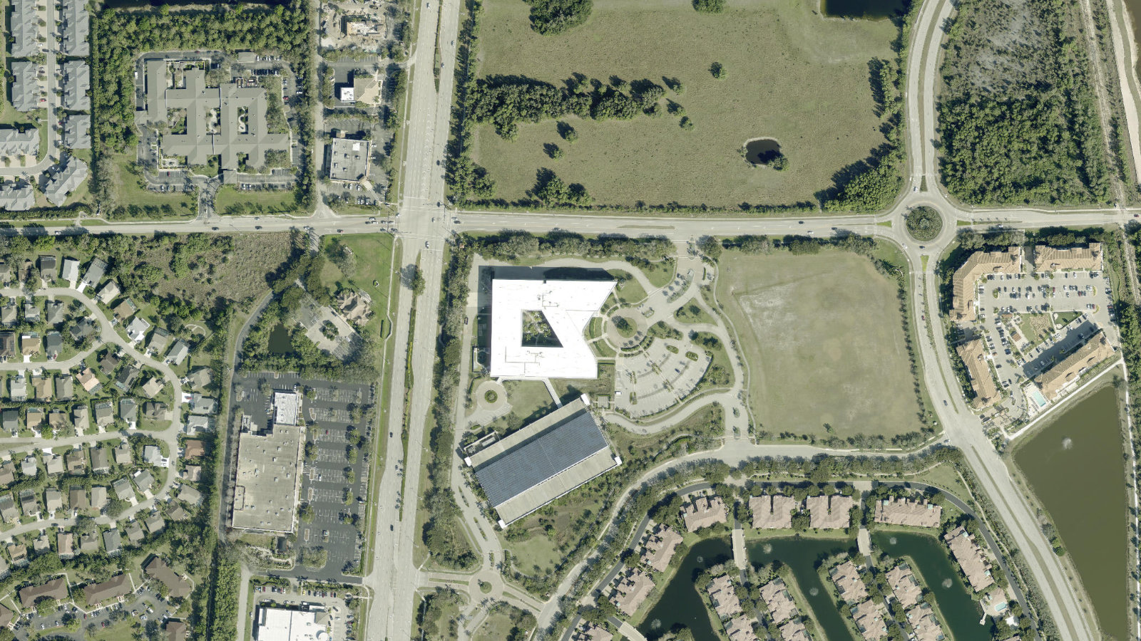 8501 WILLIAMS ROAD, ESTERO, FL(本社・衛星)