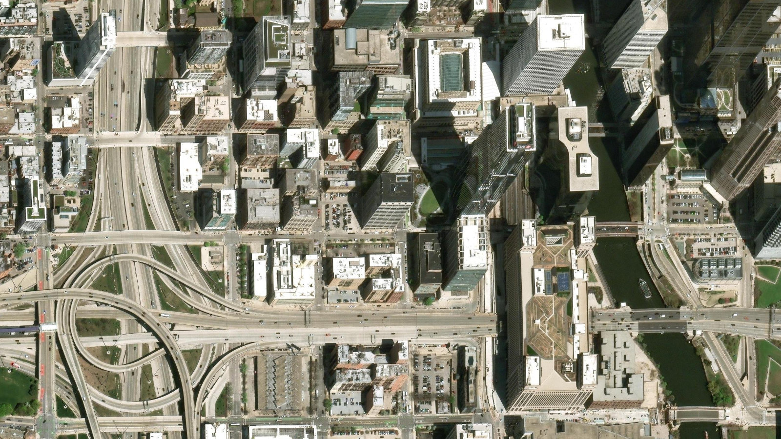 550 WEST VAN BUREN STREET, CHICAGO, IL（本社・衛星）