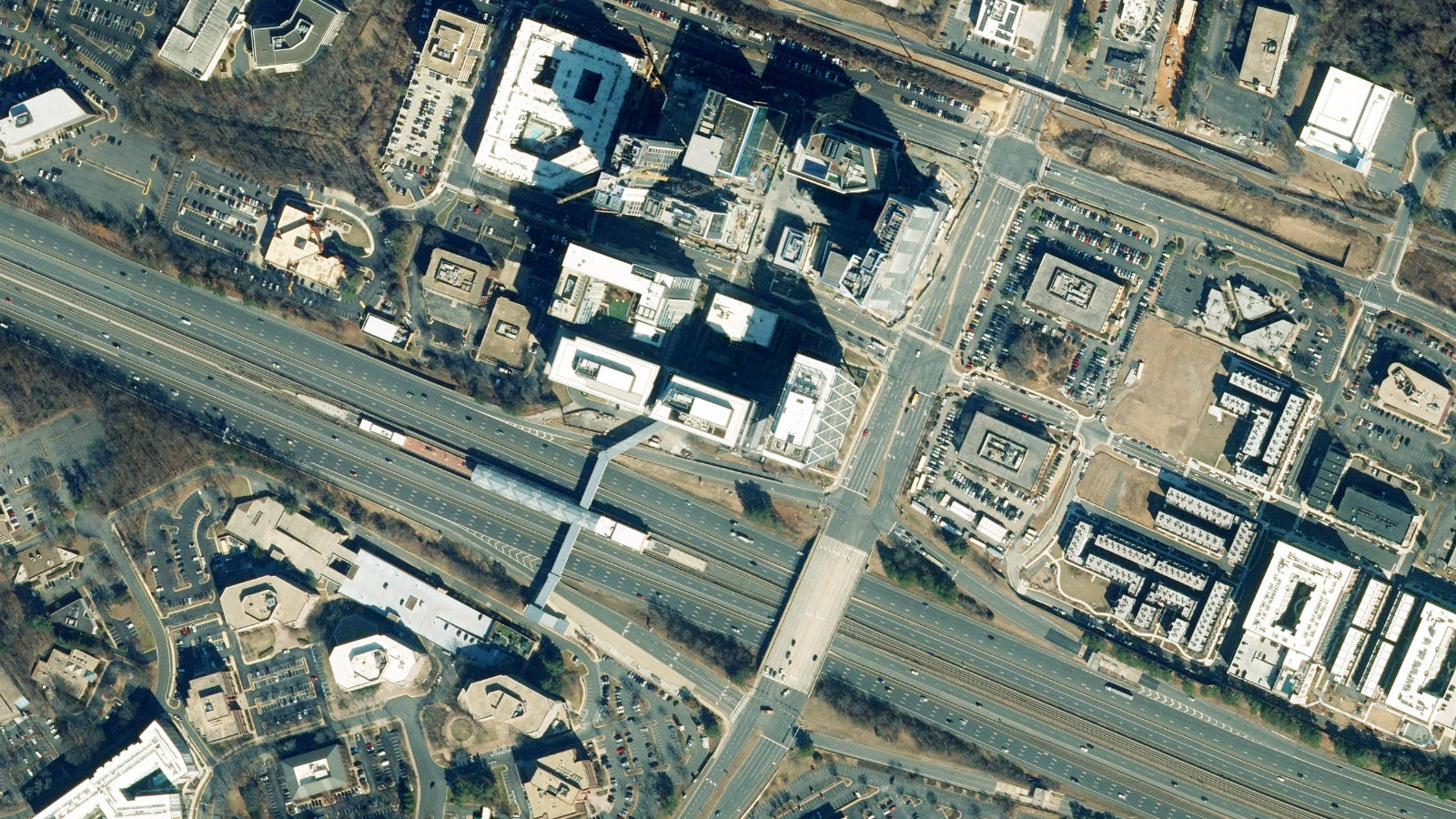 1902 RESTON METRO PLAZA, RESTON, VA(本社・衛星)