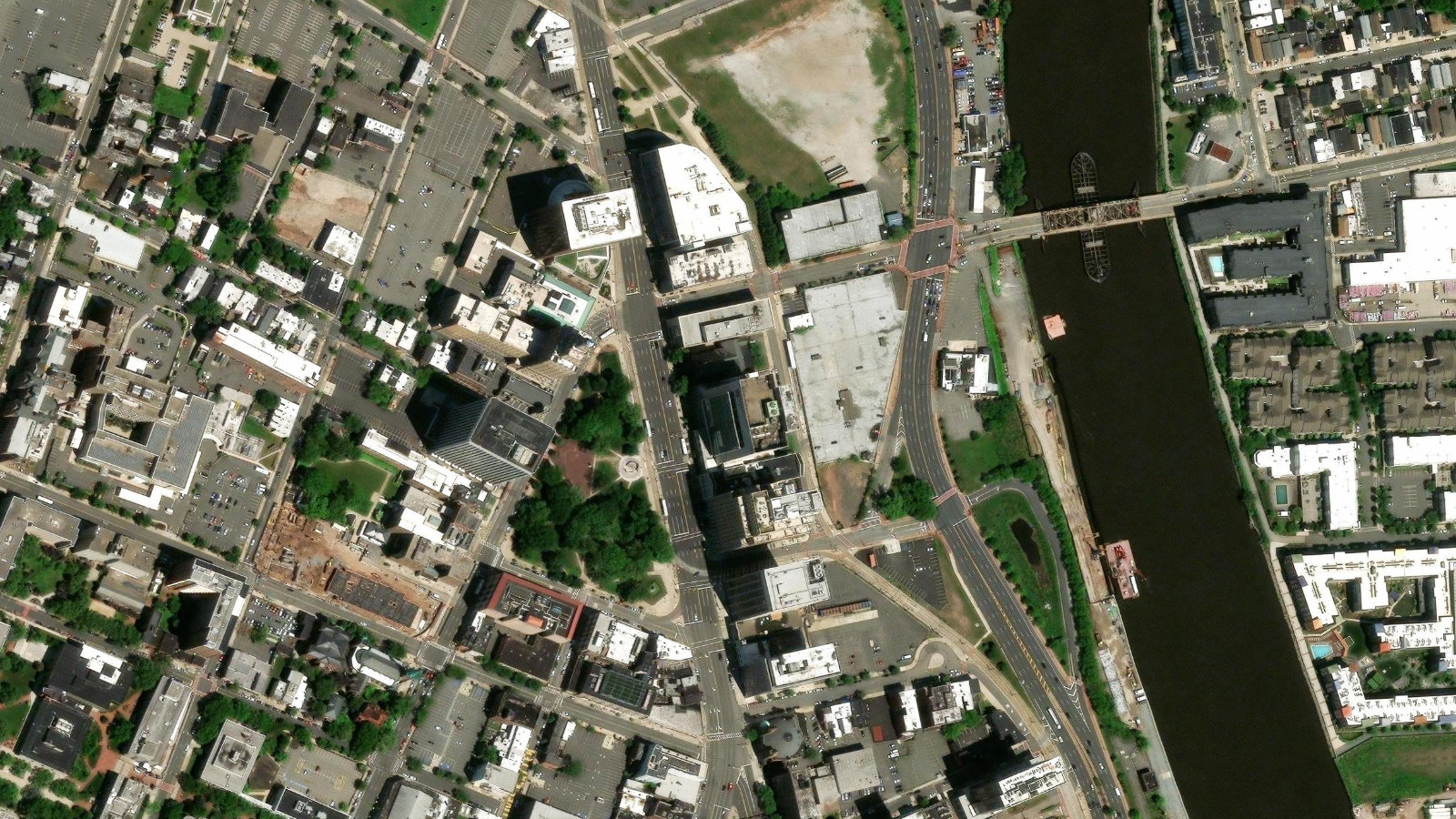520 BROAD ST, NEWARK, NJ（本社・衛星）