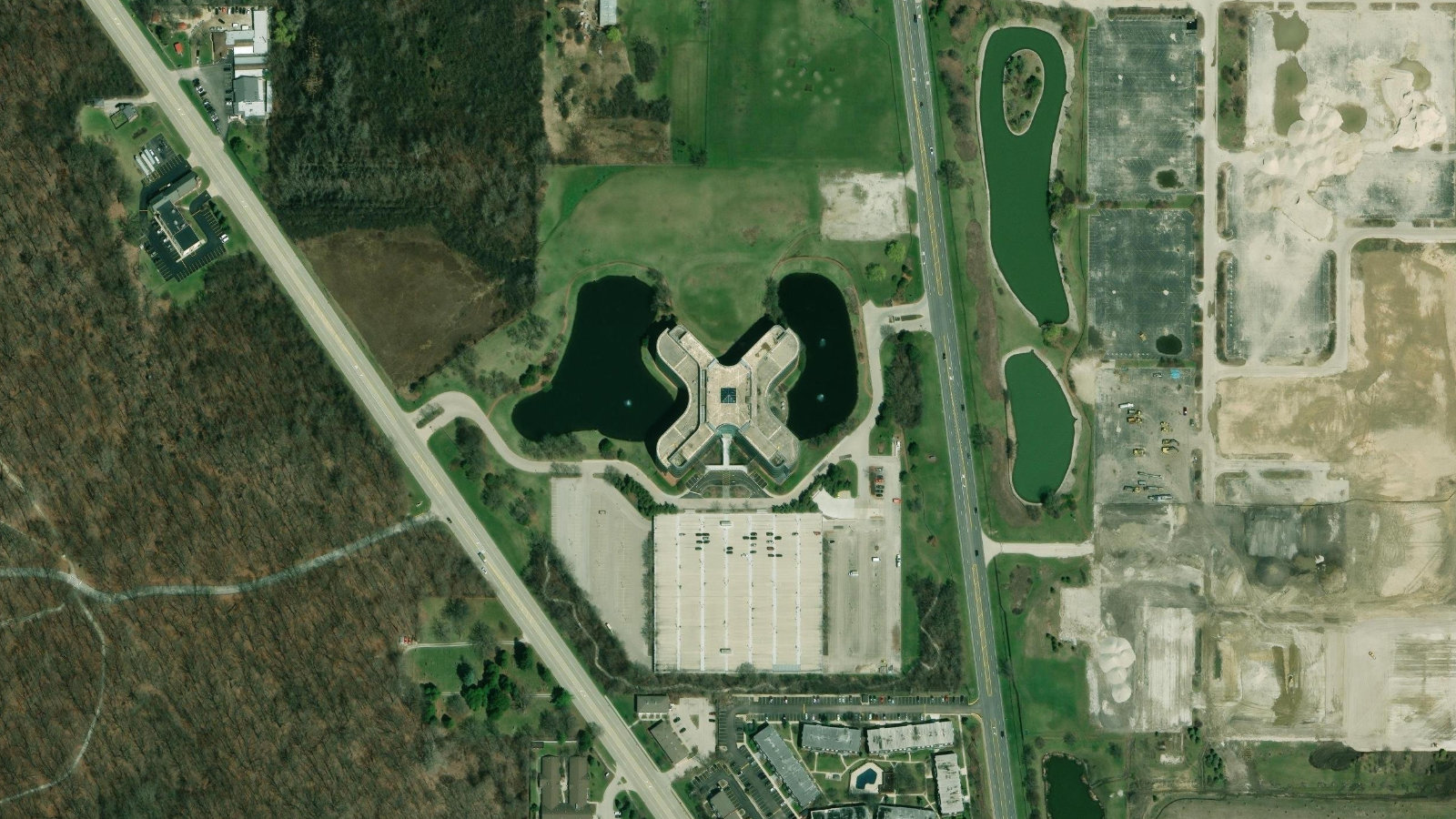 3100 SANDERS ROAD, NORTHBROOK, IL(本社・衛星)