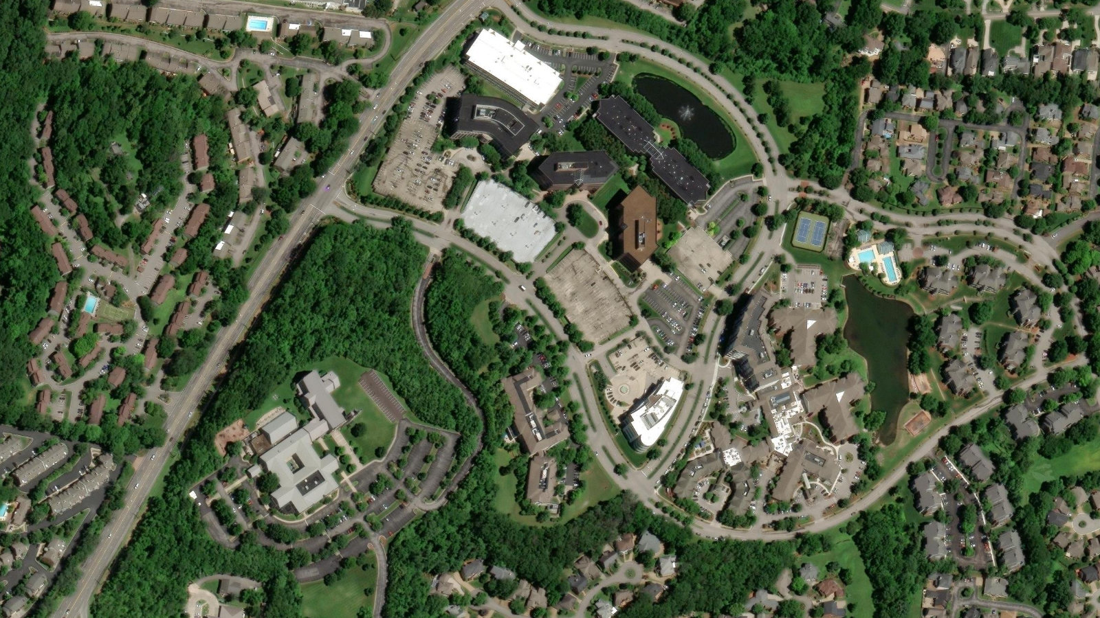 40 BURTON HILLS BLVD., NASHVILLE, TN（本社・衛星）