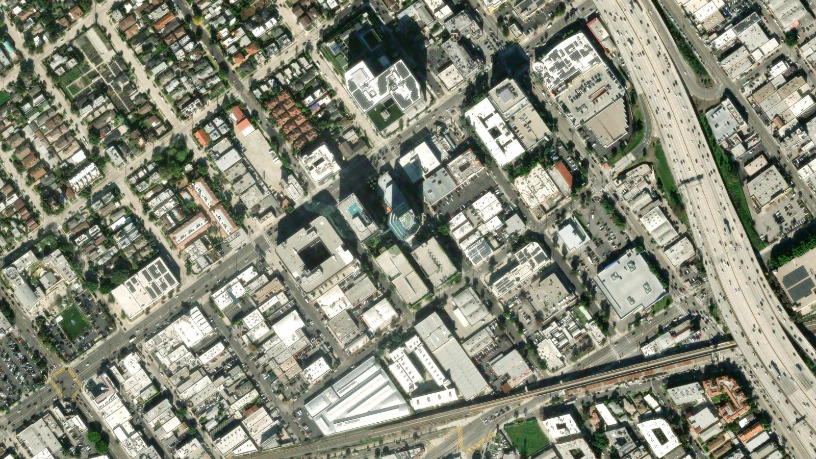11400 WEST OLYMPIC BLVD., LOS ANGELES, CA（本社・衛星）