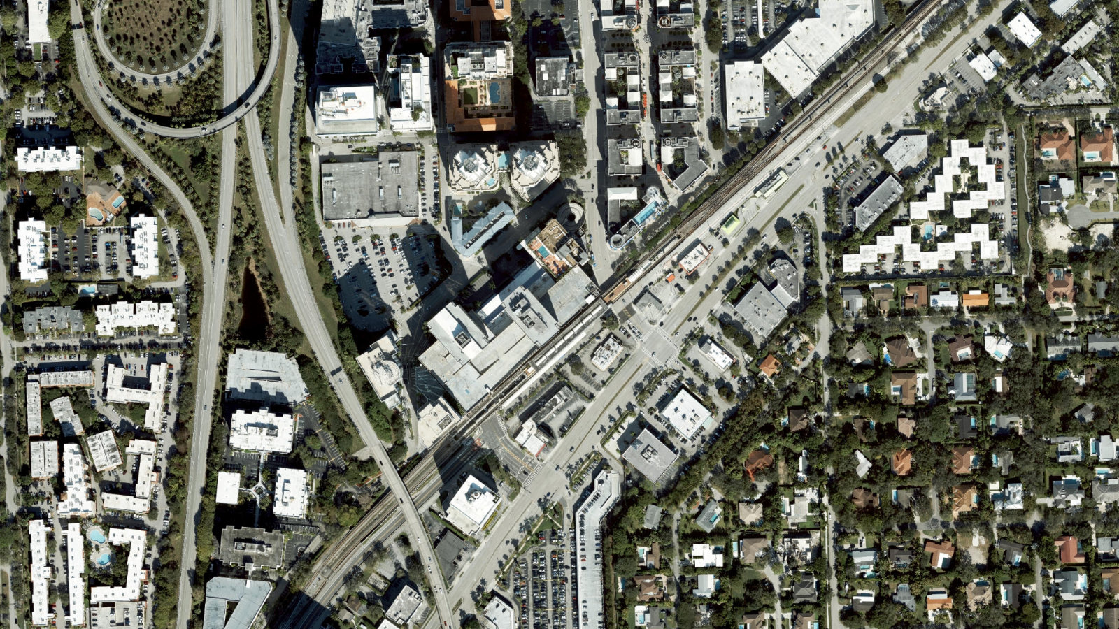 9100 SOUTH DADELAND BLVD, MIAMI, FL(本社・衛星)