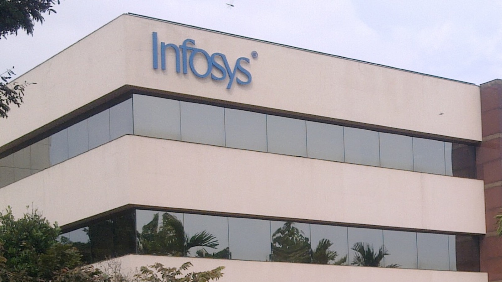インド・バンガロールのインフォシス本社ビル。外壁に掲げられた「Infosys」の社名ロゴ。
