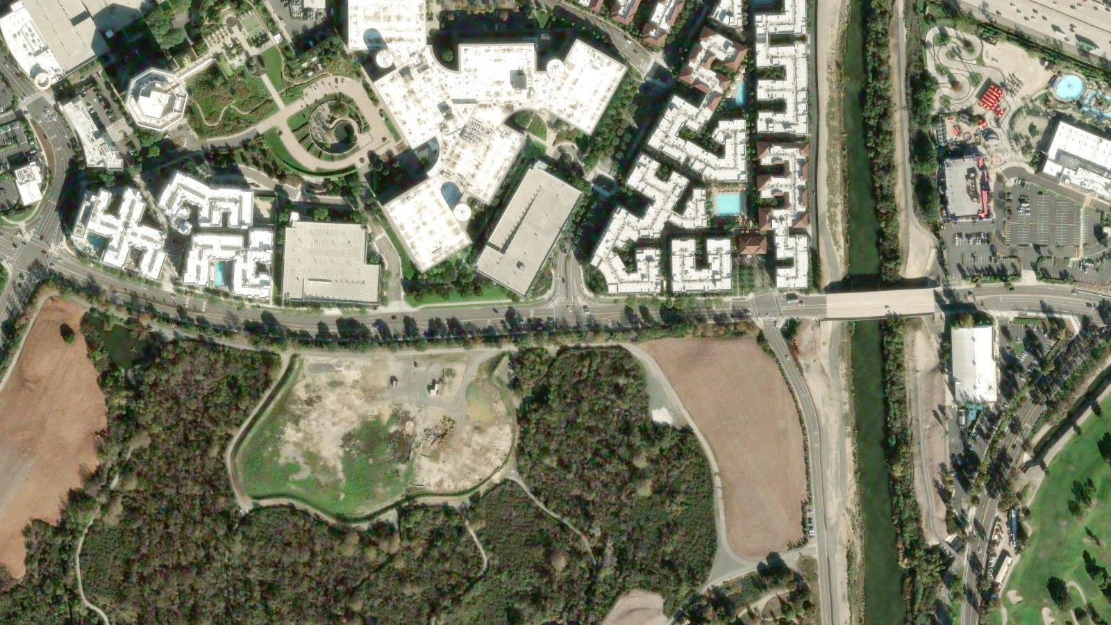 3351 MICHELSON DRIVE, IRVINE, CA(本社・衛星)