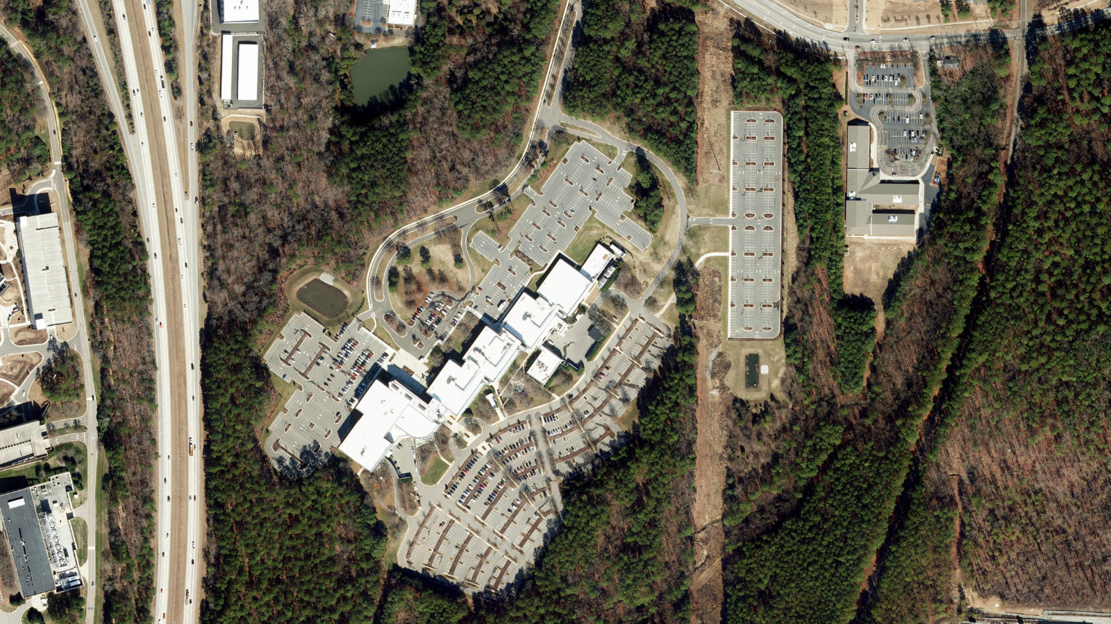 2400 ELLIS ROAD, DURHAM, NC（本社・衛星）