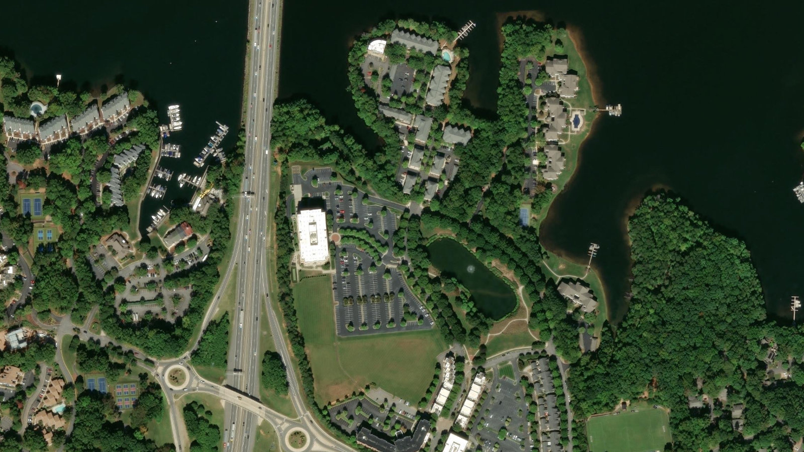 525 HARBOUR PLACE DRIVE, DAVIDSON, NC（本社・衛星）
