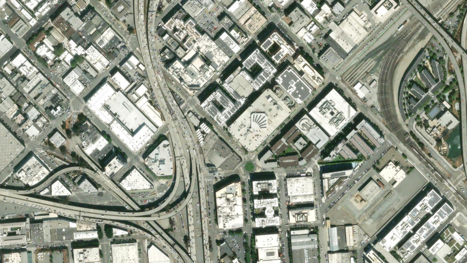 699 8TH STREET, San Francisco, CA（本社・衛星）
