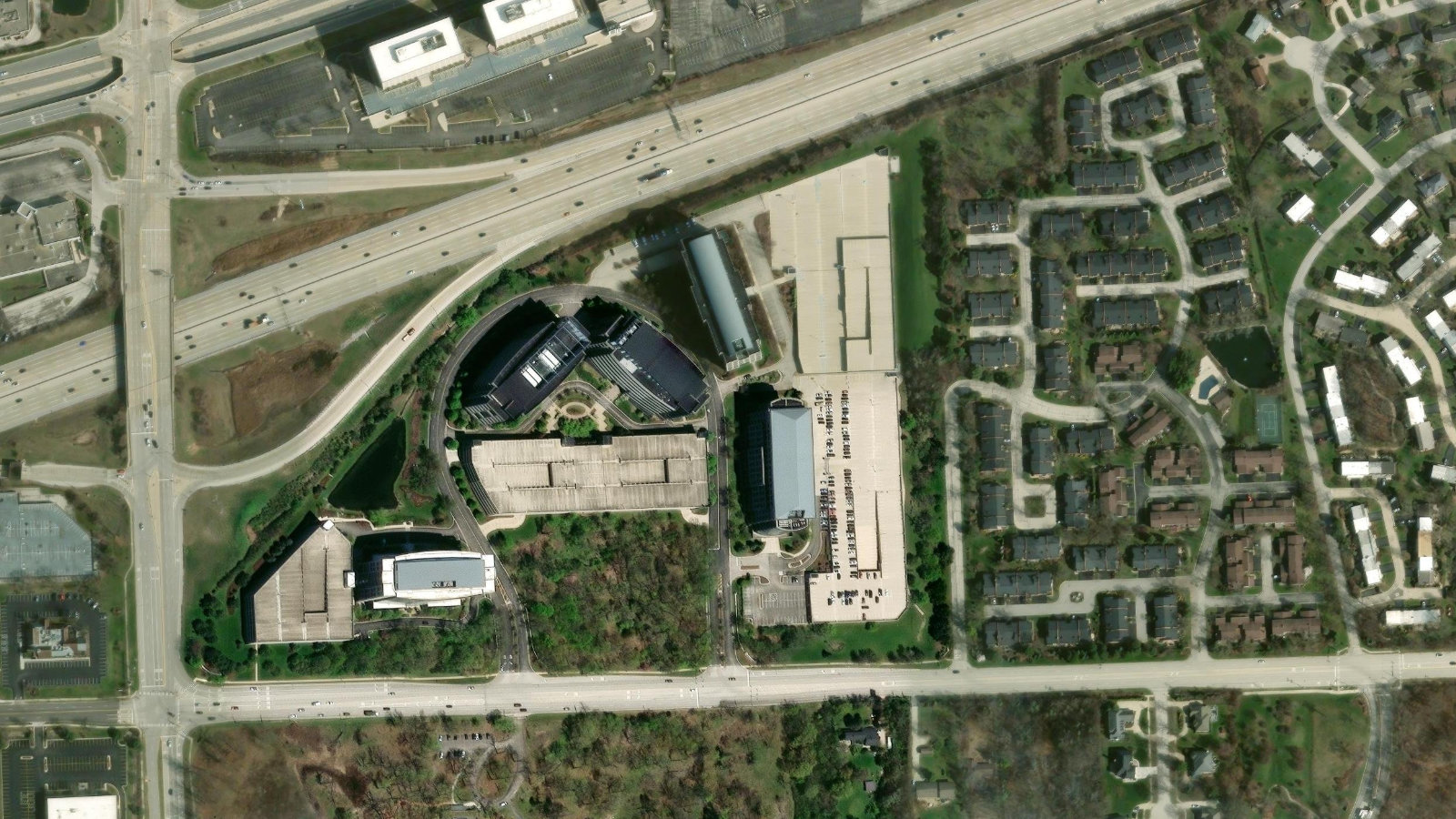 3025 HIGHLAND PARKWAY, DOWNERS GROVE, IL（本社・衛星）