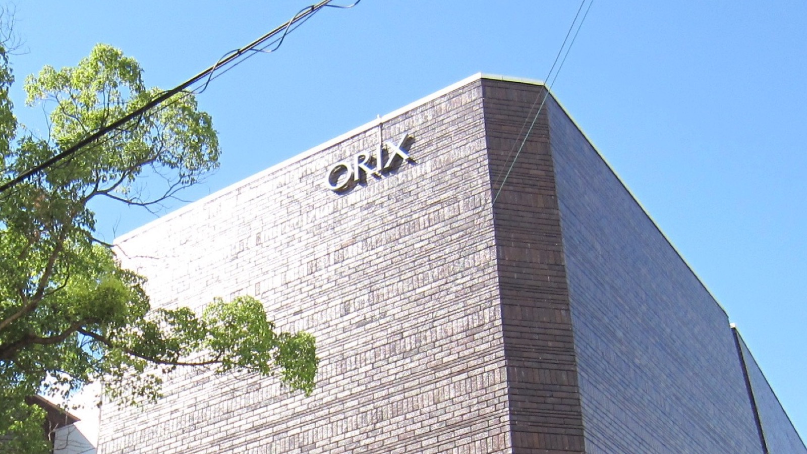 オリックス劇場(大阪市西区)。ORIX のロゴを外壁に掲げる、同社が保有・運営する大型ホール。