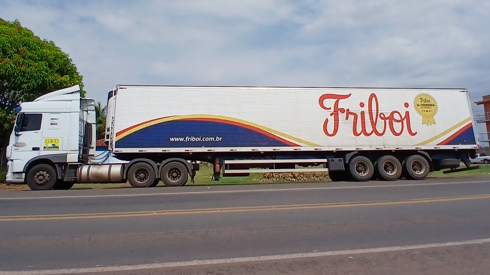 ブラジル・ピアウイ州の幹線道路 BR-343 沿いに停まる、JBS の主力牛肉ブランド Friboi の冷蔵トレーラー。
