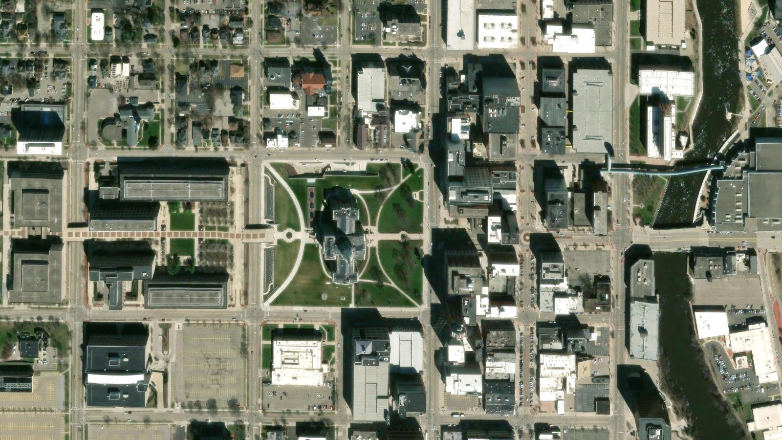 1 CORPORATE WAY, LANSING, MI(本社・衛星)
