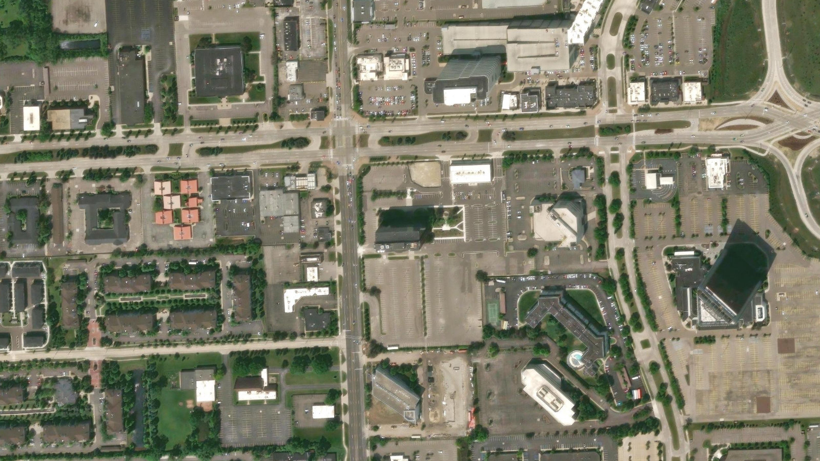999 W BIG BEAVER RD, TROY, MI(本社・衛星)