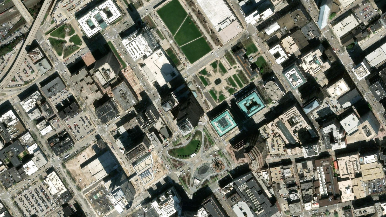 127 PUBLIC SQ, CLEVELAND, OH（本社・衛星）