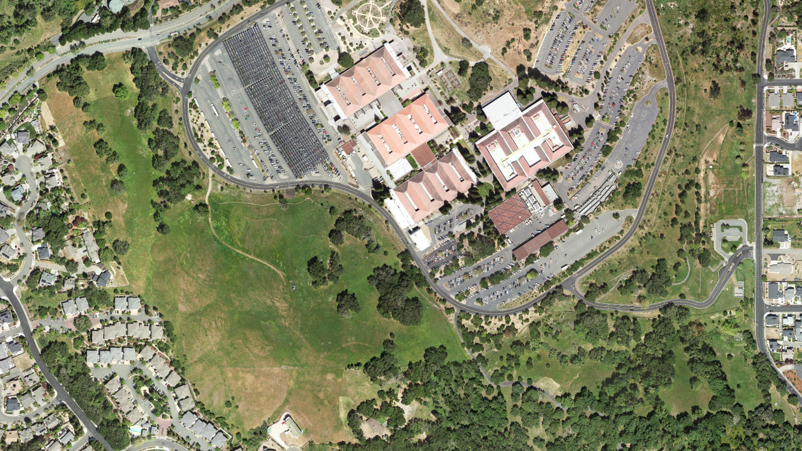 1400 FOUNTAINGROVE PARKWAY, SANTA ROSA, CA（本社・衛星）