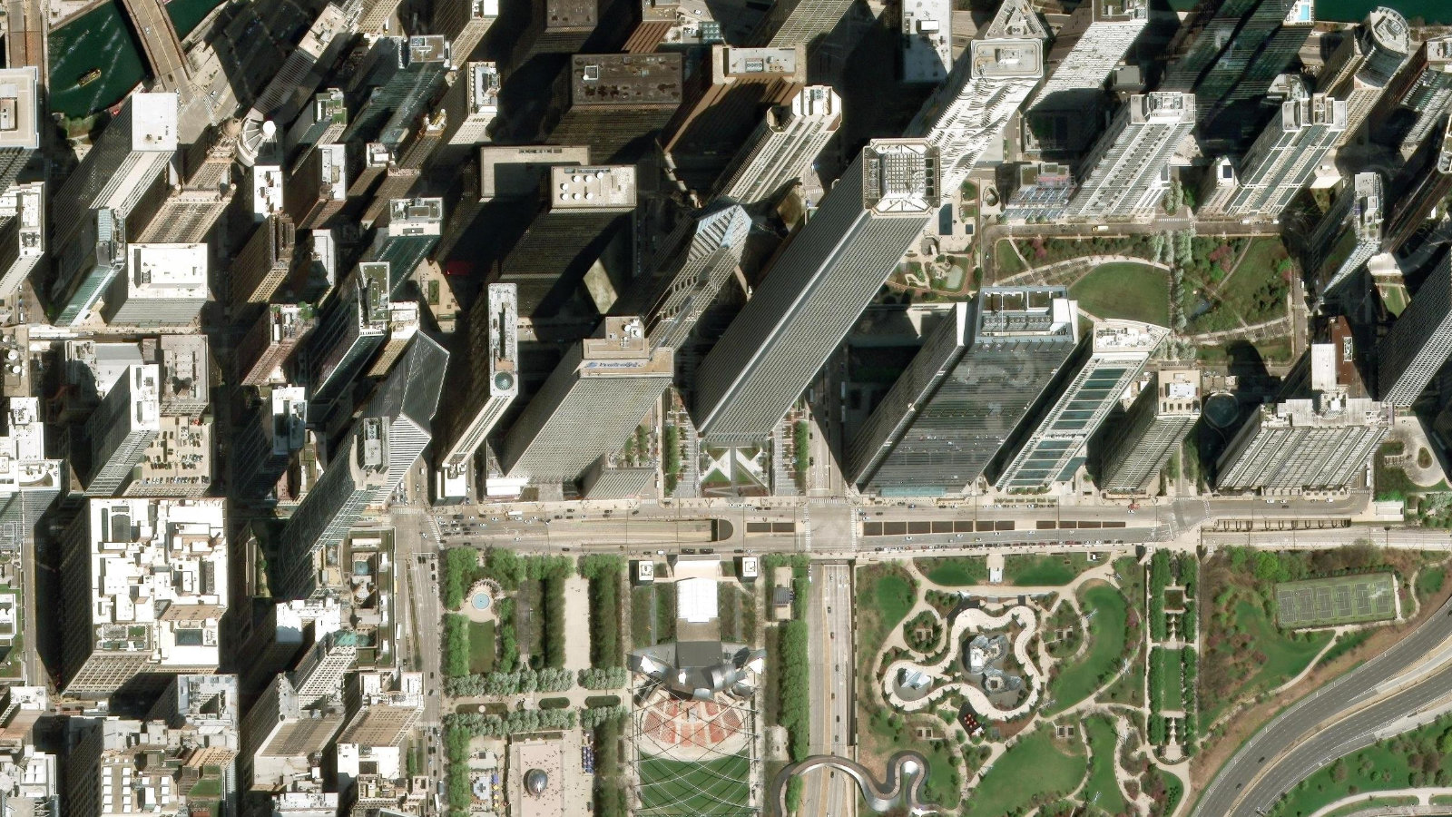 200 E. RANDOLPH ST., CHICAGO, IL（本社・衛星）