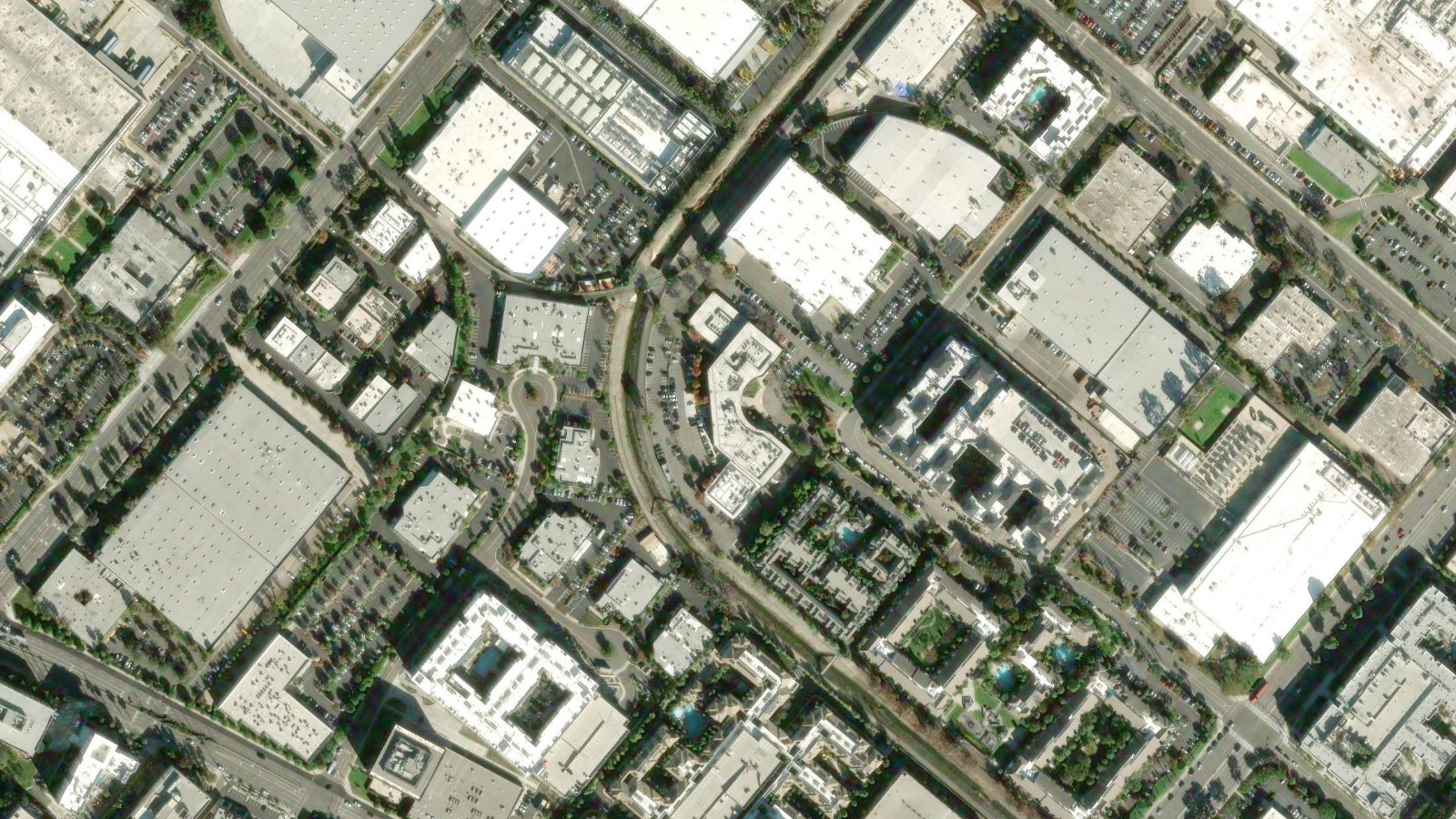 17461 DERIAN AVE., IRVINE, CA（本社・衛星）