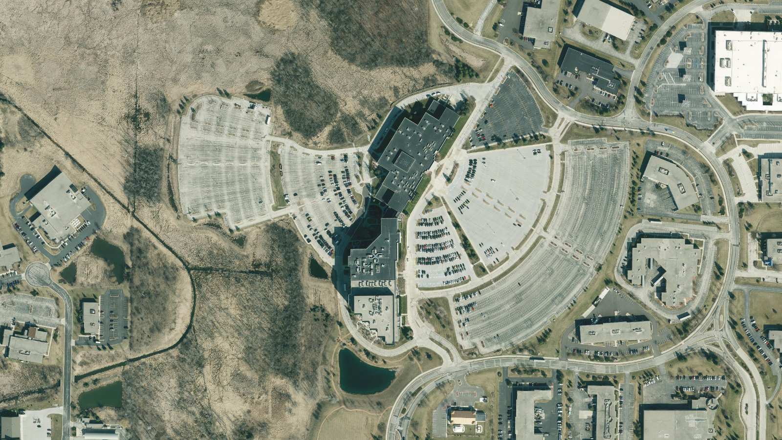 N56 W17000 RIDGEWOOD DR, MENOMONEE FALLS, WI（本社・衛星）
