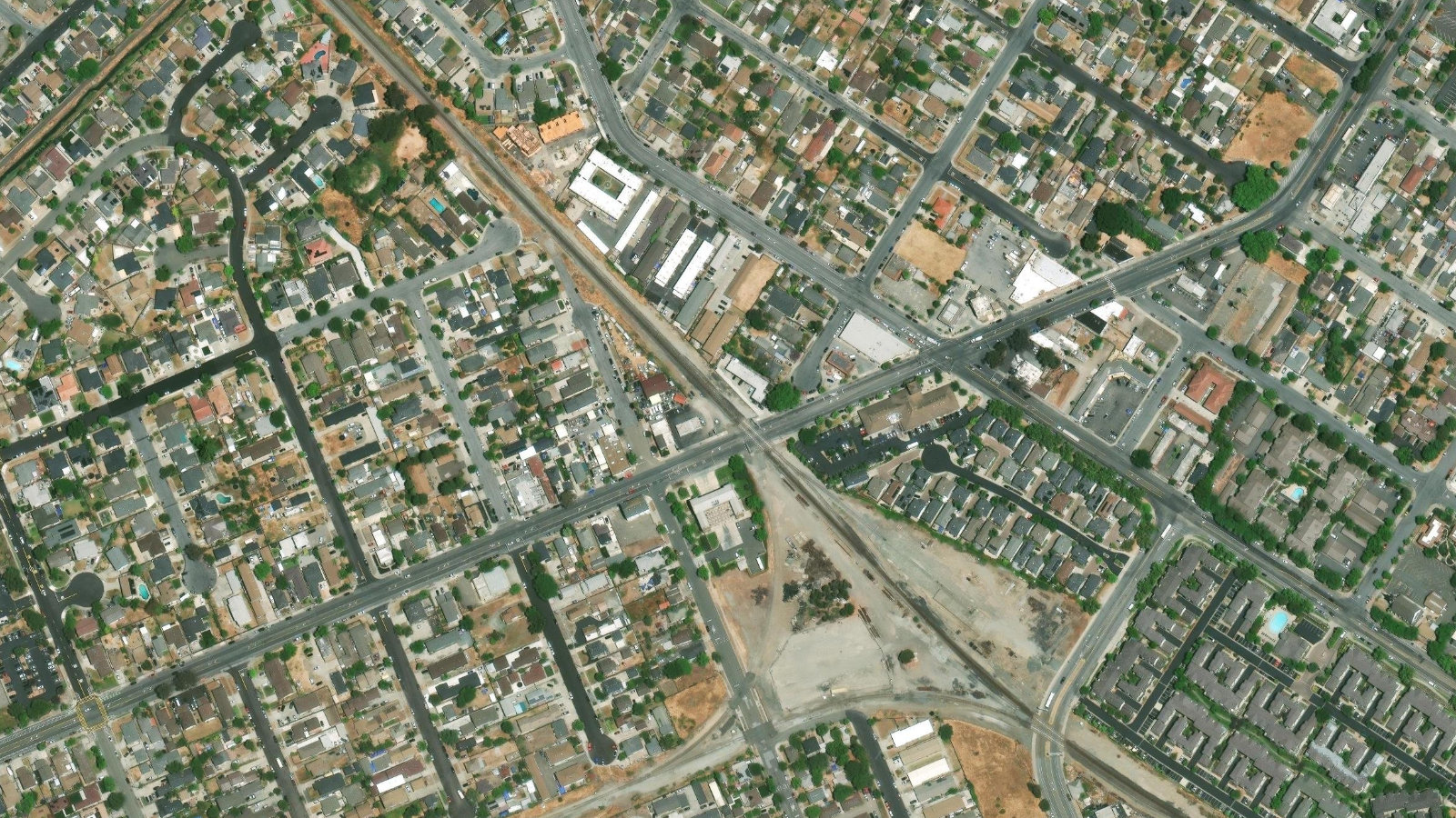 7373 GATEWAY BLVD., NEWARK, CA(本社・衛星)