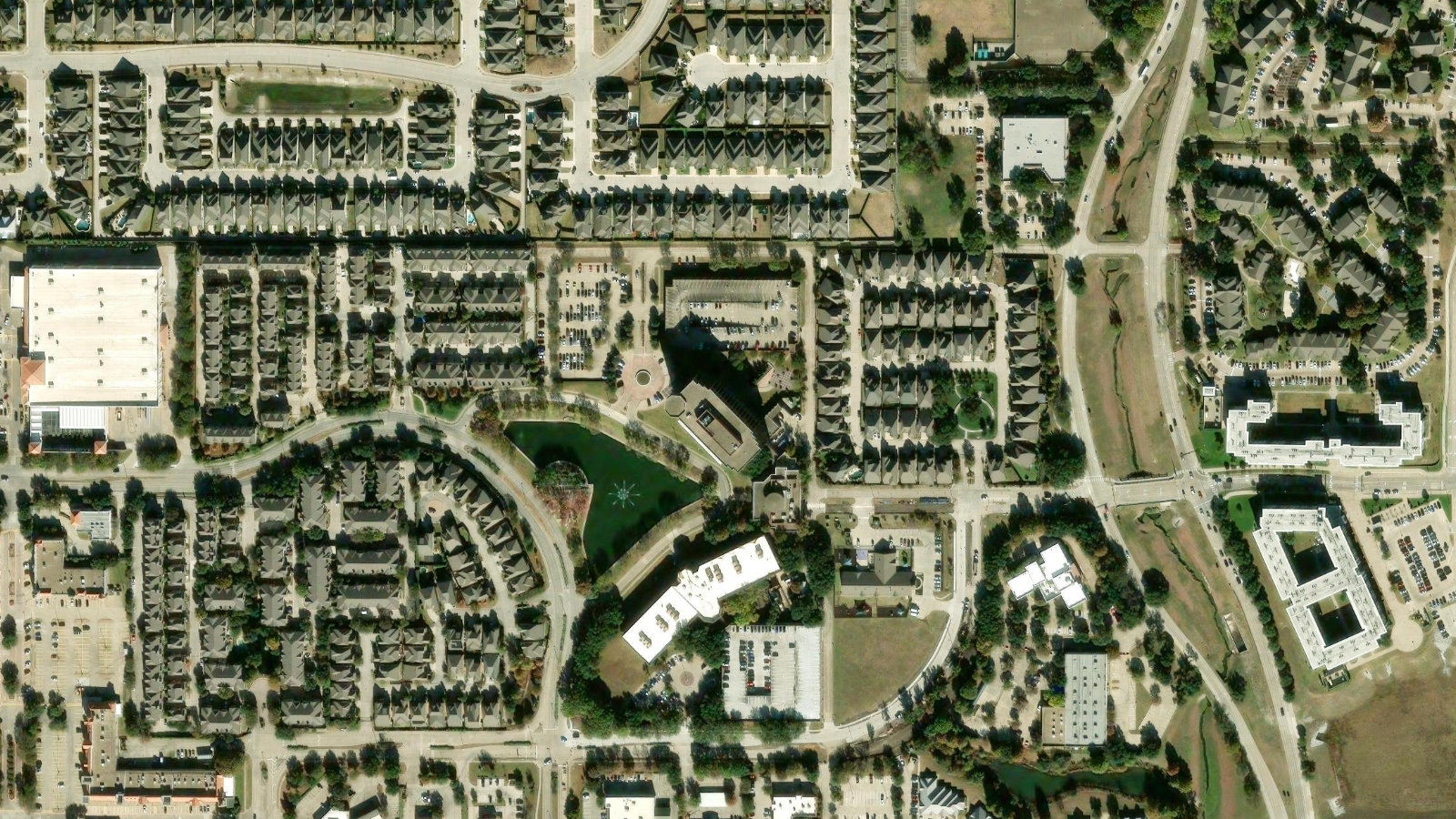 2140 LAKE PARK BLVD, RICHARDSON, TX（本社・衛星）